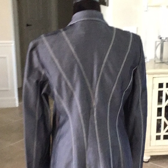 Kenzo Jeans vintage blazer, see closeup of small hole on back, size 44 - Picture 8 of 11